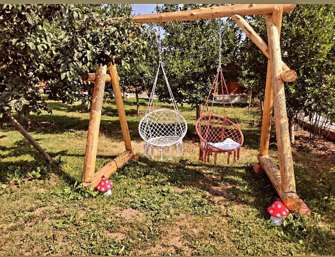 Holiday Bungalows & Food Плав Екстериор снимка